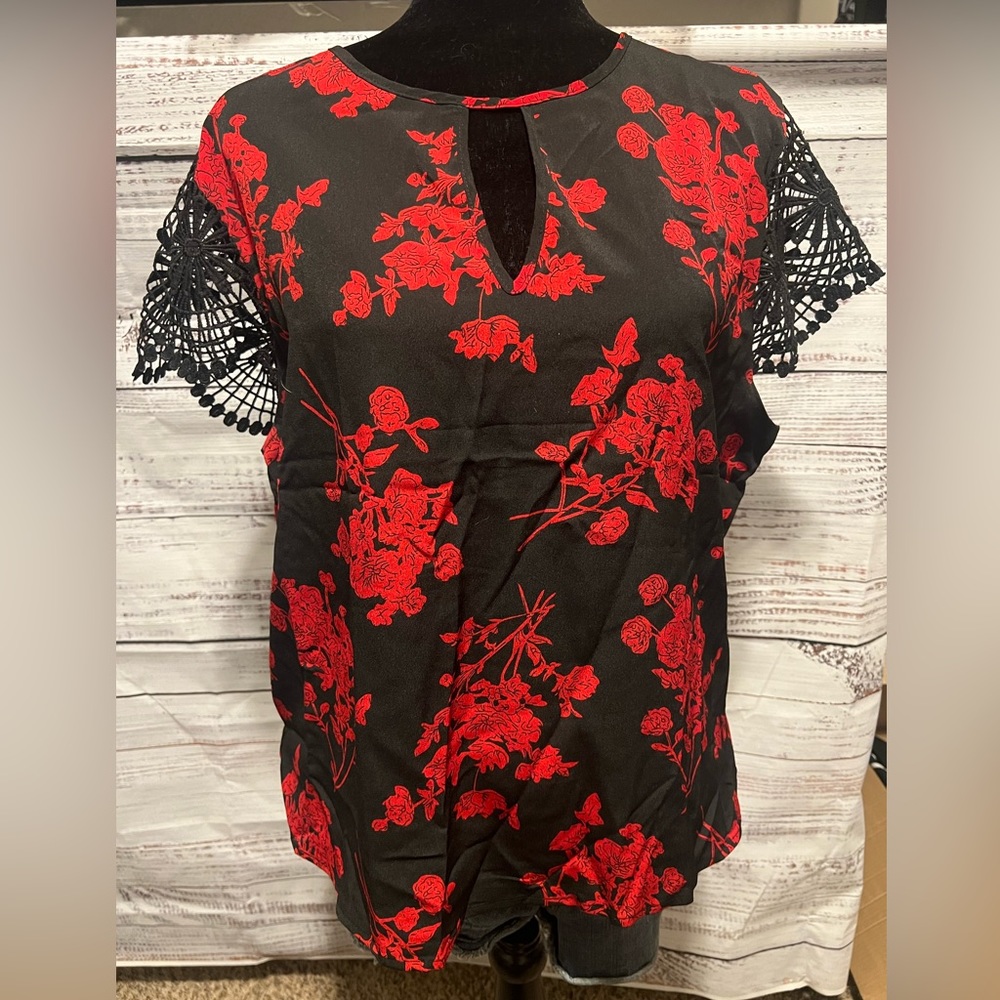 Plus keyhole neck lace sleeve floral print top